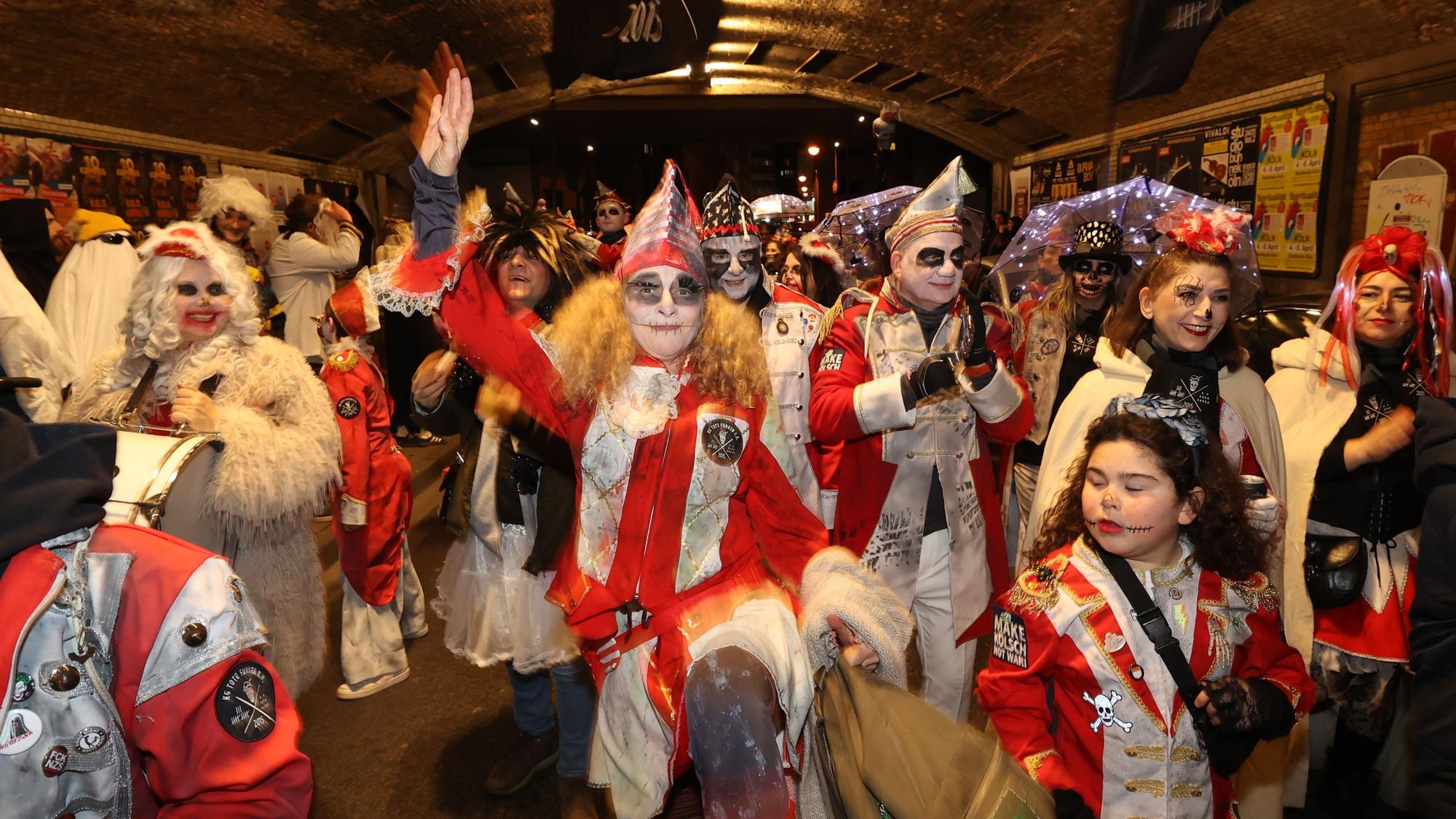 22.02.2025
Köln:
Die Teilnehmendem beim alternativen Karnevalszug „Geisterzug“ demonstrieren unter dem Motto „Mer bruche Jeld för Kultur, do sin mer Jeister stur“ gegen die zunehmenden Kürzungen im Kulturbereich. Der Zug zieht seit 1991 in nahezu jedem Jahr durch wechselnde Kölner Stadtteile.
KG Toten Funken
Foto: Martina Goyert