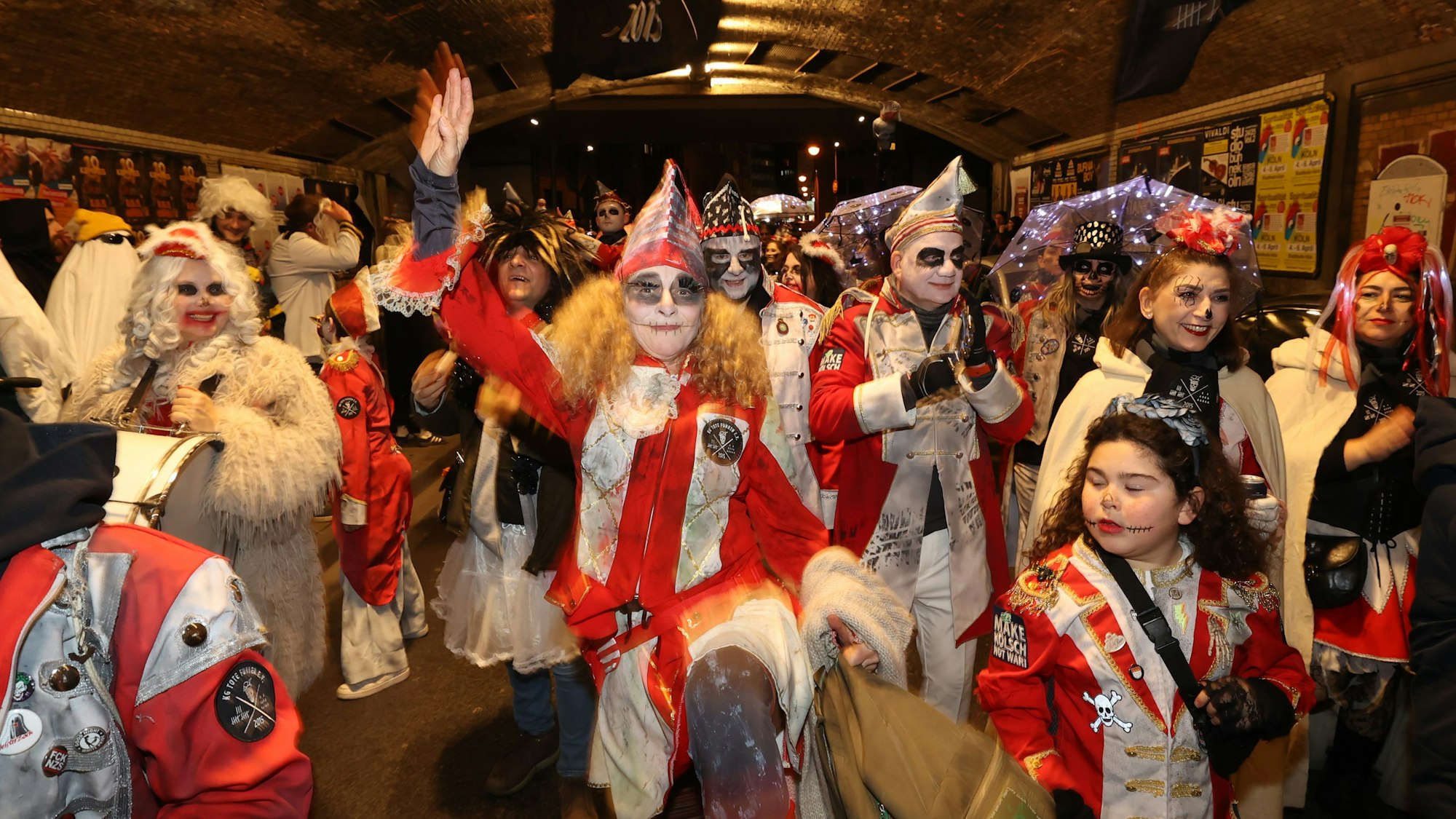 22.02.2025
Köln:
Die Teilnehmendem beim alternativen Karnevalszug „Geisterzug“ demonstrieren unter dem Motto „Mer bruche Jeld för Kultur, do sin mer Jeister stur“ gegen die zunehmenden Kürzungen im Kulturbereich. Der Zug zieht seit 1991 in nahezu jedem Jahr durch wechselnde Kölner Stadtteile.
KG Toten Funken
Foto: Martina Goyert