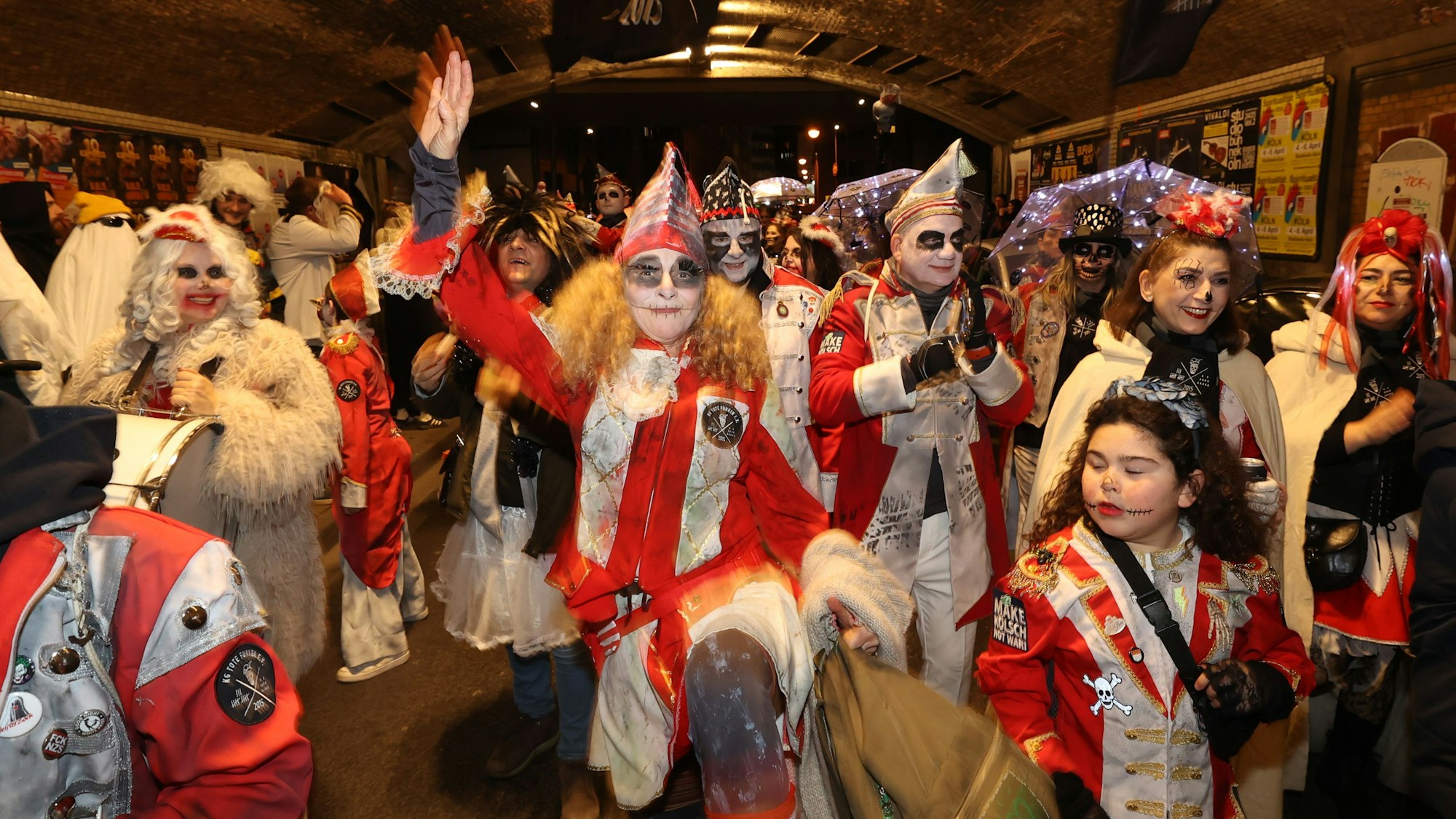 Der Kölner Geisterzug veranstaltet eine Demonstration für eine gerechtere Wohnungspolitik. (Archivbild)