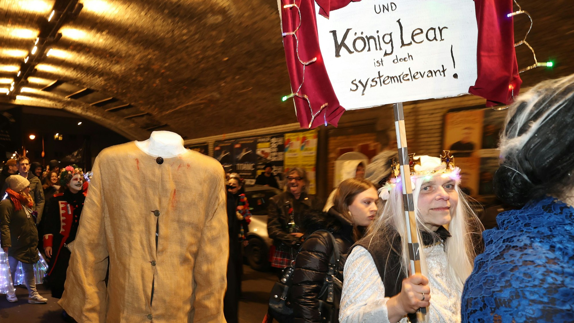 22.02.2025
Köln:
Die Teilnehmendem beim alternativen Karnevalszug „Geisterzug“ demonstrieren unter dem Motto „Mer bruche Jeld för Kultur, do sin mer Jeister stur“ gegen die zunehmenden Kürzungen im Kulturbereich. Der Zug zieht seit 1991 in nahezu jedem Jahr durch wechselnde Kölner Stadtteile.
Foto: Martina Goyert