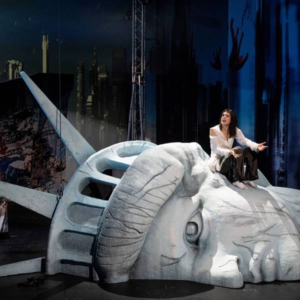 Engel in
Amerika
TEIL I: DIE JAHRTAUSENDWENDE NAHT · TEIL II: PERESTROIKA
von Tony Kushner
Regie: Matthias Köhler
Regie: Matthias Köhler
Bühne: Patrick Loibl
Kostüme: Carla Renée Loose
Video: Marvin Kanas
Musik: Eva Jantschitsch
Lichtdesign: Michael Frank
Dramaturgie: Ida Feldmann
Foto: Thilo Beu