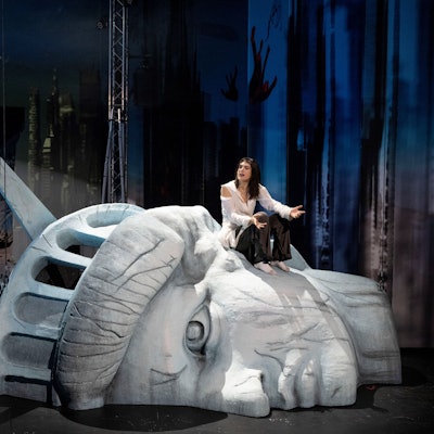 Engel in
Amerika
TEIL I: DIE JAHRTAUSENDWENDE NAHT · TEIL II: PERESTROIKA
von Tony Kushner
Regie: Matthias Köhler
Regie: Matthias Köhler
Bühne: Patrick Loibl
Kostüme: Carla Renée Loose
Video: Marvin Kanas
Musik: Eva Jantschitsch
Lichtdesign: Michael Frank
Dramaturgie: Ida Feldmann
Foto: Thilo Beu