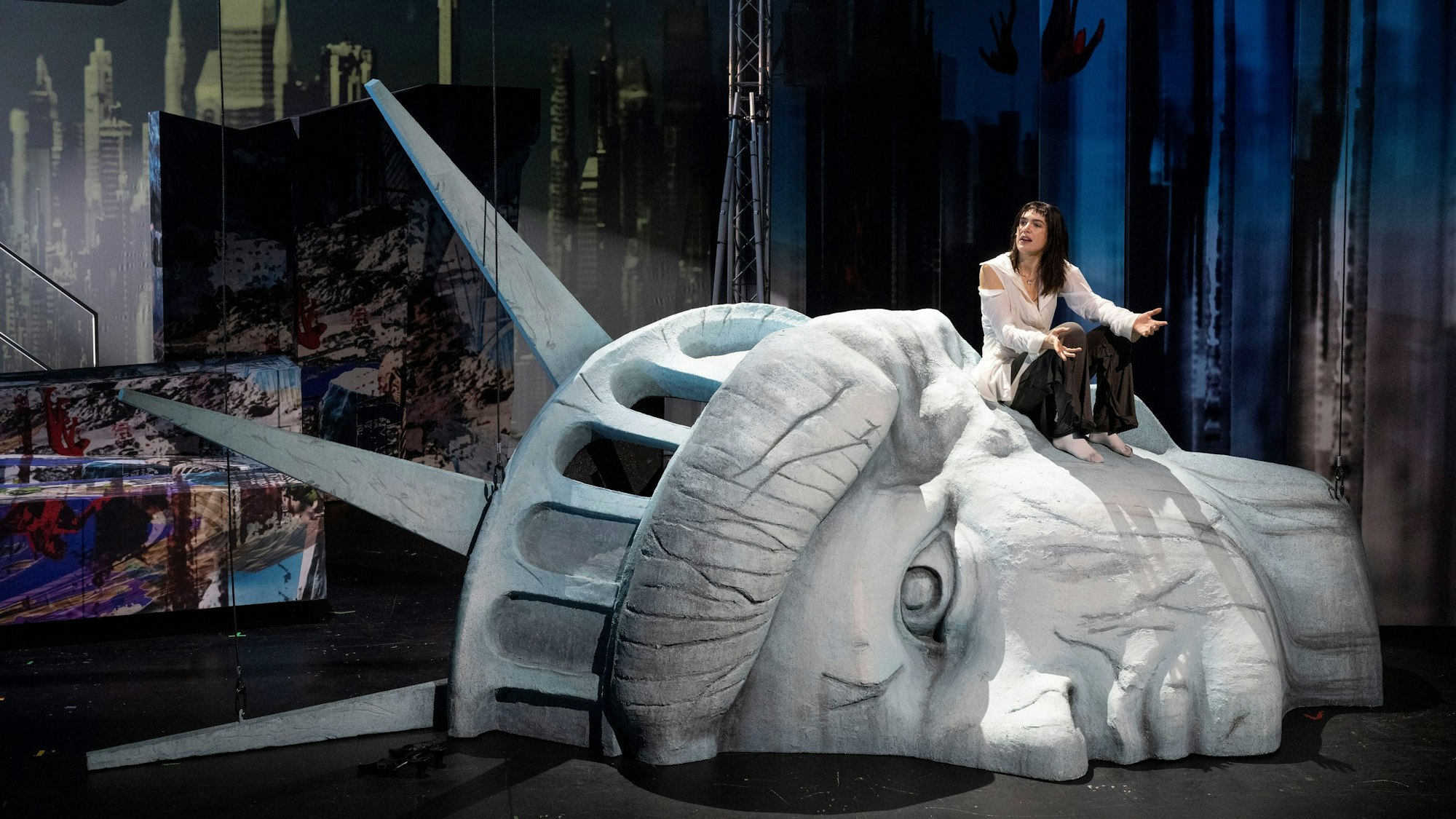 Engel in
Amerika
TEIL I: DIE JAHRTAUSENDWENDE NAHT · TEIL II: PERESTROIKA
von Tony Kushner
Regie: Matthias Köhler
Regie: Matthias Köhler
Bühne: Patrick Loibl
Kostüme: Carla Renée Loose
Video: Marvin Kanas
Musik: Eva Jantschitsch
Lichtdesign: Michael Frank
Dramaturgie: Ida Feldmann
Foto: Thilo Beu