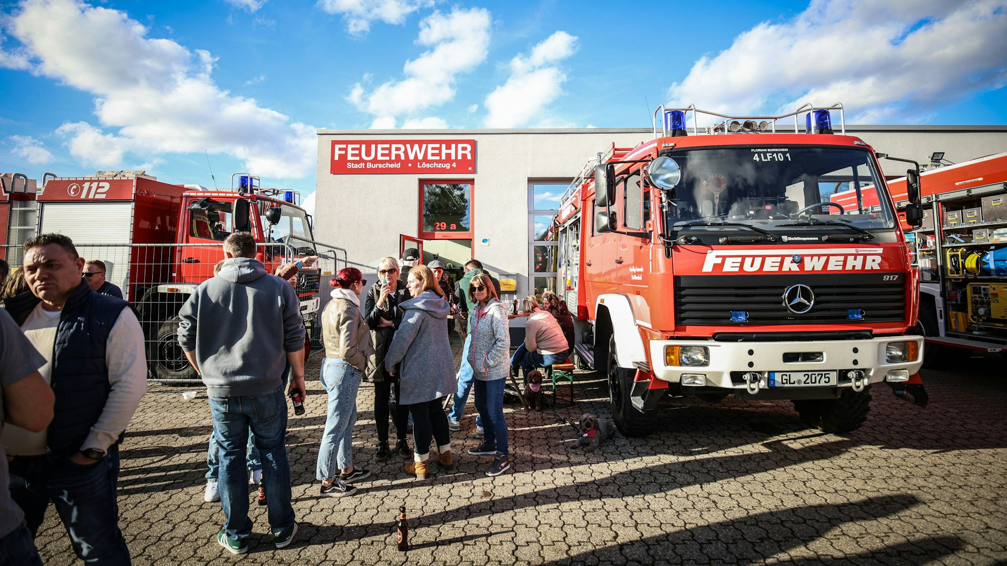 Eins der Wahllokale in Burscheid ist bei der Feuerwehr in Paffenlöh