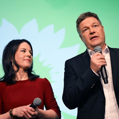Robert Habeck (Bündnis 90/Die Grünen), Bundesminister für Wirtschaft und Klimaschutz und Kanzlerkandidat, und Annalena Baerbock (Bündnis 90/Die Grünen), Außenministerin, stehen bei der Wahlparty von Bündnis 90/Die Grünen auf der Bühne.
