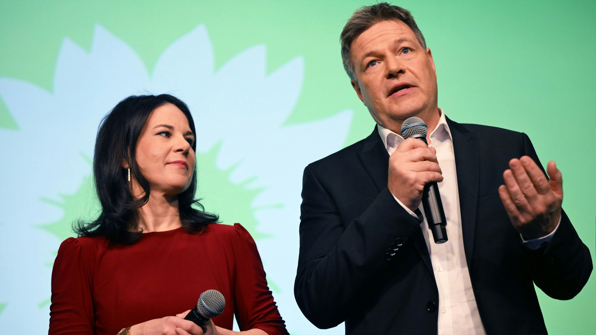 Robert Habeck (Bündnis 90/Die Grünen), Bundesminister für Wirtschaft und Klimaschutz und Kanzlerkandidat, und Annalena Baerbock (Bündnis 90/Die Grünen), Außenministerin, stehen bei der Wahlparty von Bündnis 90/Die Grünen auf der Bühne.