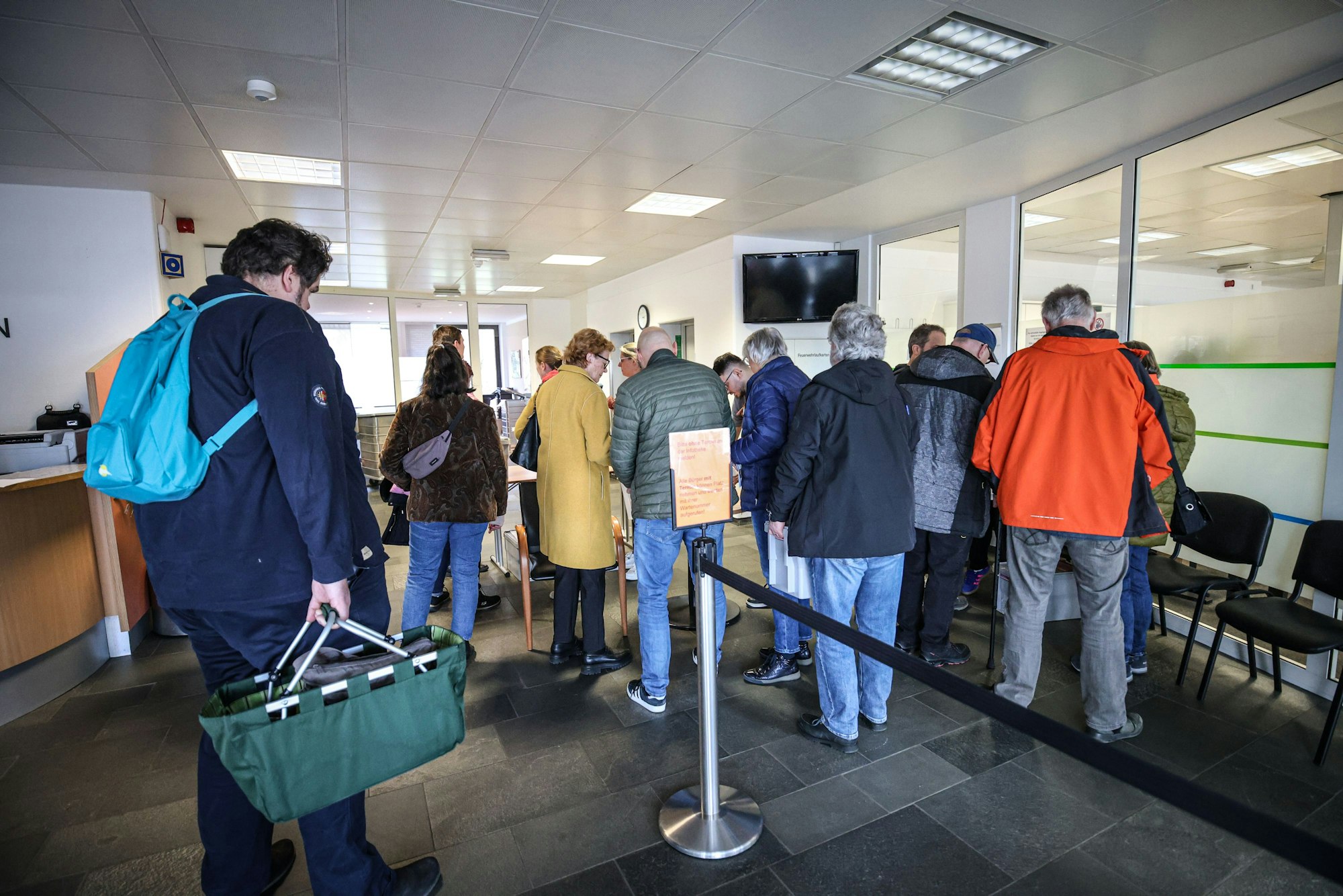 Menschenschlange vor Wahlamt.