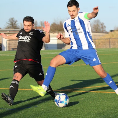 Zwei Fußballer im Kampf um den Ball.