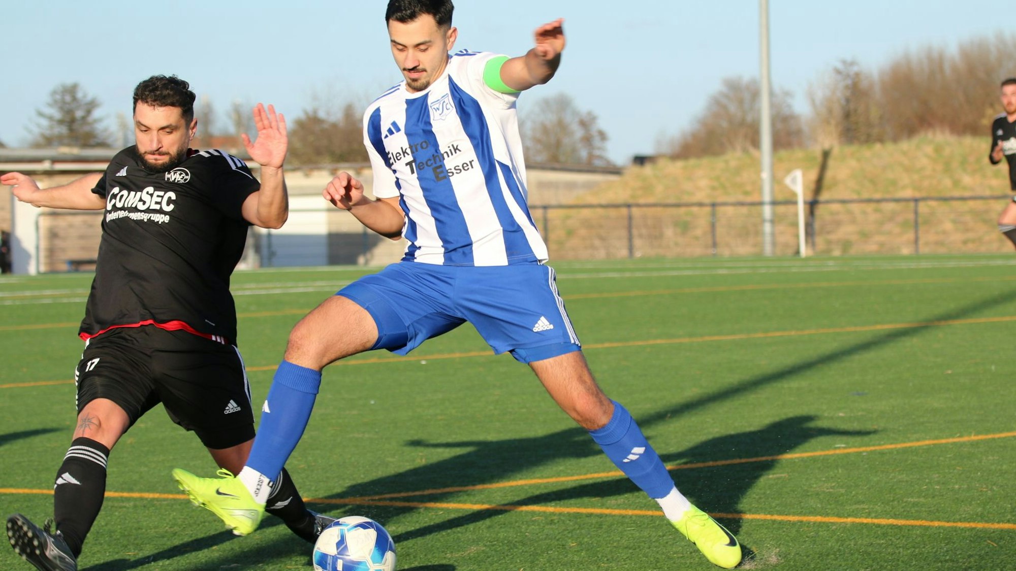 Zwei Fußballer im Kampf um den Ball.