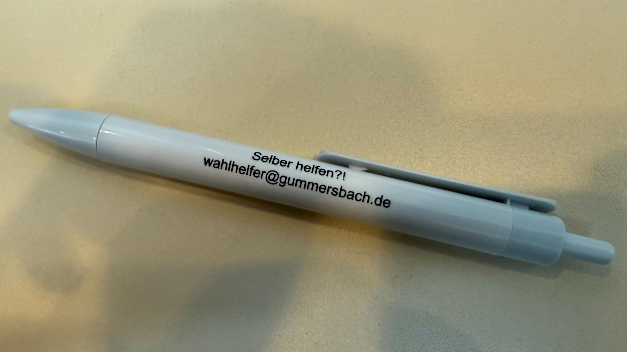 Mit Kugelschreibern sucht die Stadt Gummersbach nach Wahlhelfern.