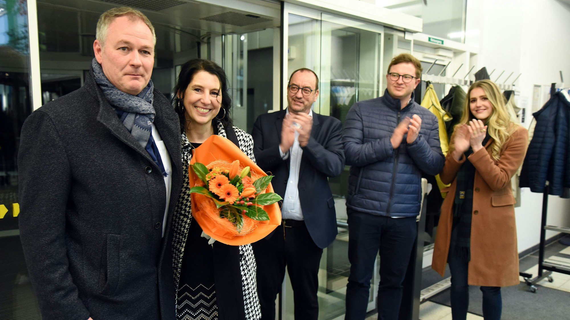 Wahlgewinner Carsten Brodesser, hier mit Ehefrau Mona, die einen Blumenstrauß in den Händen hält.