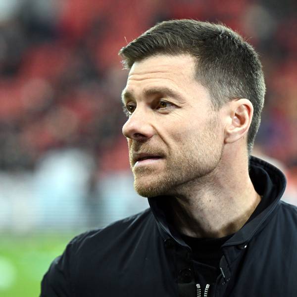 15.02.2025, Nordrhein-Westfalen, Leverkusen: Fußball: Bundesliga, Bayer Leverkusen - Bayern München, 22. Spieltag, BayArena, Leverkusens Trainer Xabi Alonso vor dem Spiel. Foto: Federico Gambarini/dpa - WICHTIGER HINWEIS: Gemäß den Vorgaben der DFL Deutsche Fußball Liga bzw. des DFB Deutscher Fußball-Bund ist es untersagt, in dem Stadion und/oder vom Spiel angefertigte Fotoaufnahmen in Form von Sequenzbildern und/oder videoähnlichen Fotostrecken zu verwerten bzw. verwerten zu lassen. +++ dpa-Bildfunk +++