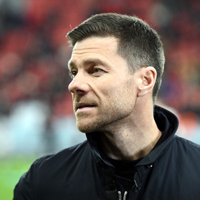 15.02.2025, Nordrhein-Westfalen, Leverkusen: Fußball: Bundesliga, Bayer Leverkusen - Bayern München, 22. Spieltag, BayArena, Leverkusens Trainer Xabi Alonso vor dem Spiel. Foto: Federico Gambarini/dpa - WICHTIGER HINWEIS: Gemäß den Vorgaben der DFL Deutsche Fußball Liga bzw. des DFB Deutscher Fußball-Bund ist es untersagt, in dem Stadion und/oder vom Spiel angefertigte Fotoaufnahmen in Form von Sequenzbildern und/oder videoähnlichen Fotostrecken zu verwerten bzw. verwerten zu lassen. +++ dpa-Bildfunk +++