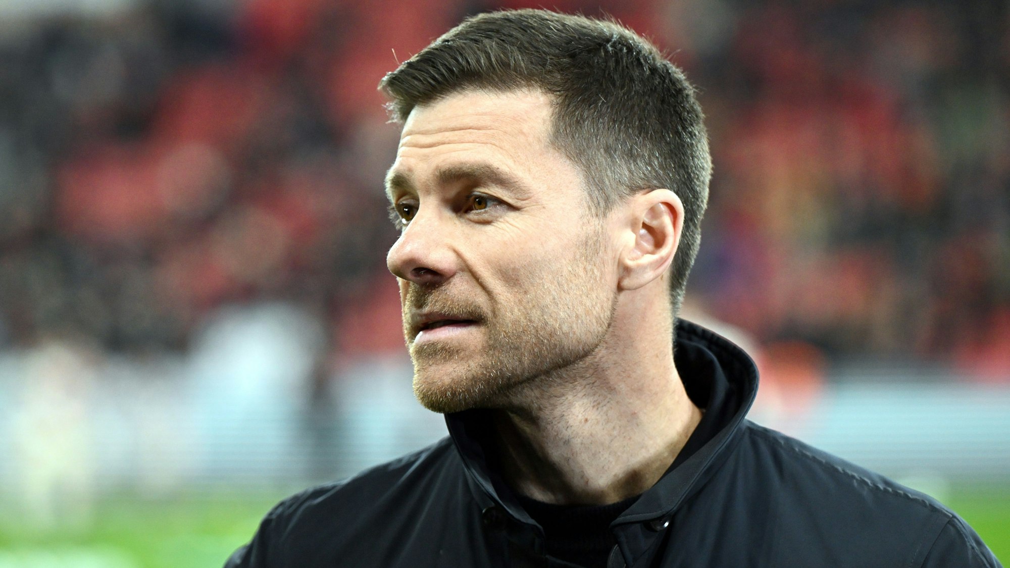 15.02.2025, Nordrhein-Westfalen, Leverkusen: Fußball: Bundesliga, Bayer Leverkusen - Bayern München, 22. Spieltag, BayArena, Leverkusens Trainer Xabi Alonso vor dem Spiel. Foto: Federico Gambarini/dpa - WICHTIGER HINWEIS: Gemäß den Vorgaben der DFL Deutsche Fußball Liga bzw. des DFB Deutscher Fußball-Bund ist es untersagt, in dem Stadion und/oder vom Spiel angefertigte Fotoaufnahmen in Form von Sequenzbildern und/oder videoähnlichen Fotostrecken zu verwerten bzw. verwerten zu lassen. +++ dpa-Bildfunk +++