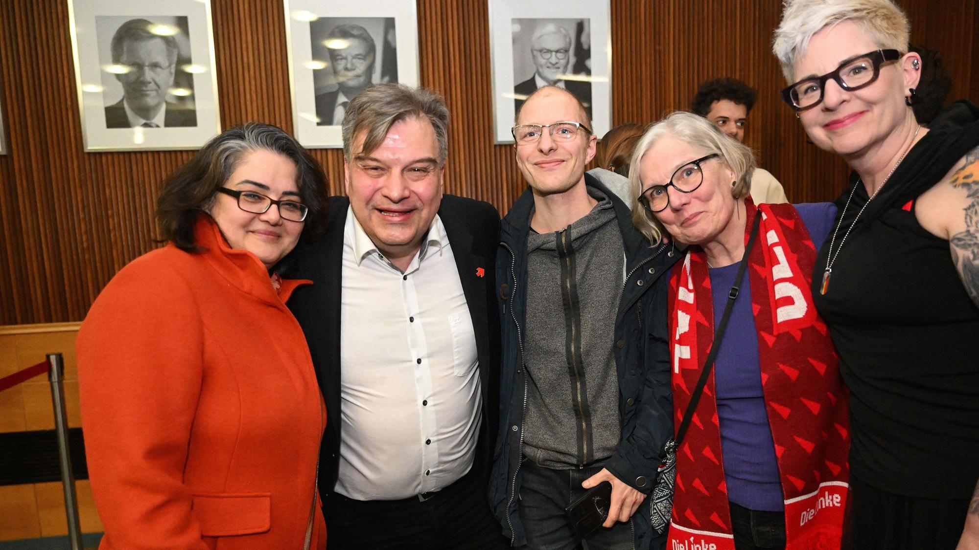 Der Linke Tomás M. Santillán mit Parteikollegen ist froh.