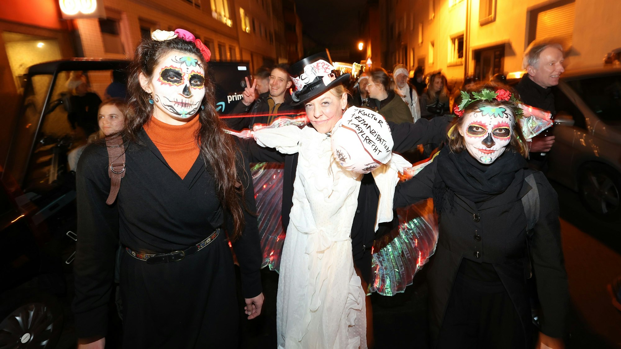 22.02.2025
Köln:
Die Teilnehmendem beim alternativen Karnevalszug „Geisterzug“ demonstrieren unter dem Motto „Mer bruche Jeld för Kultur, do sin mer Jeister stur“ gegen die zunehmenden Kürzungen im Kulturbereich. Der Zug zieht seit 1991 in nahezu jedem Jahr durch wechselnde Kölner Stadtteile.
„Spohie" ,  Luftartistin Leonie Mersmann (mit toter Braut um die Brust geschnallt) und Zirkuspädagogin Kira Paas 
Foto: Martina Goyert