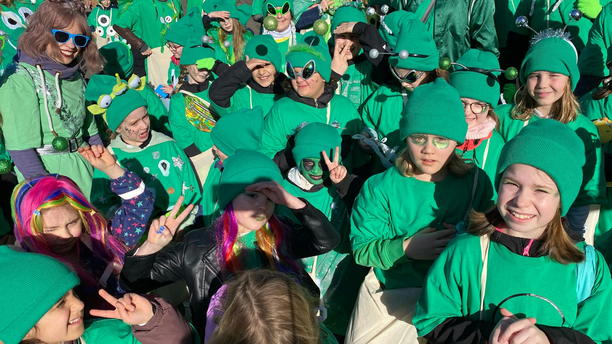 Als grüne Außerirdische verkleidet ging diese Schülergruppe mit im Umzug.