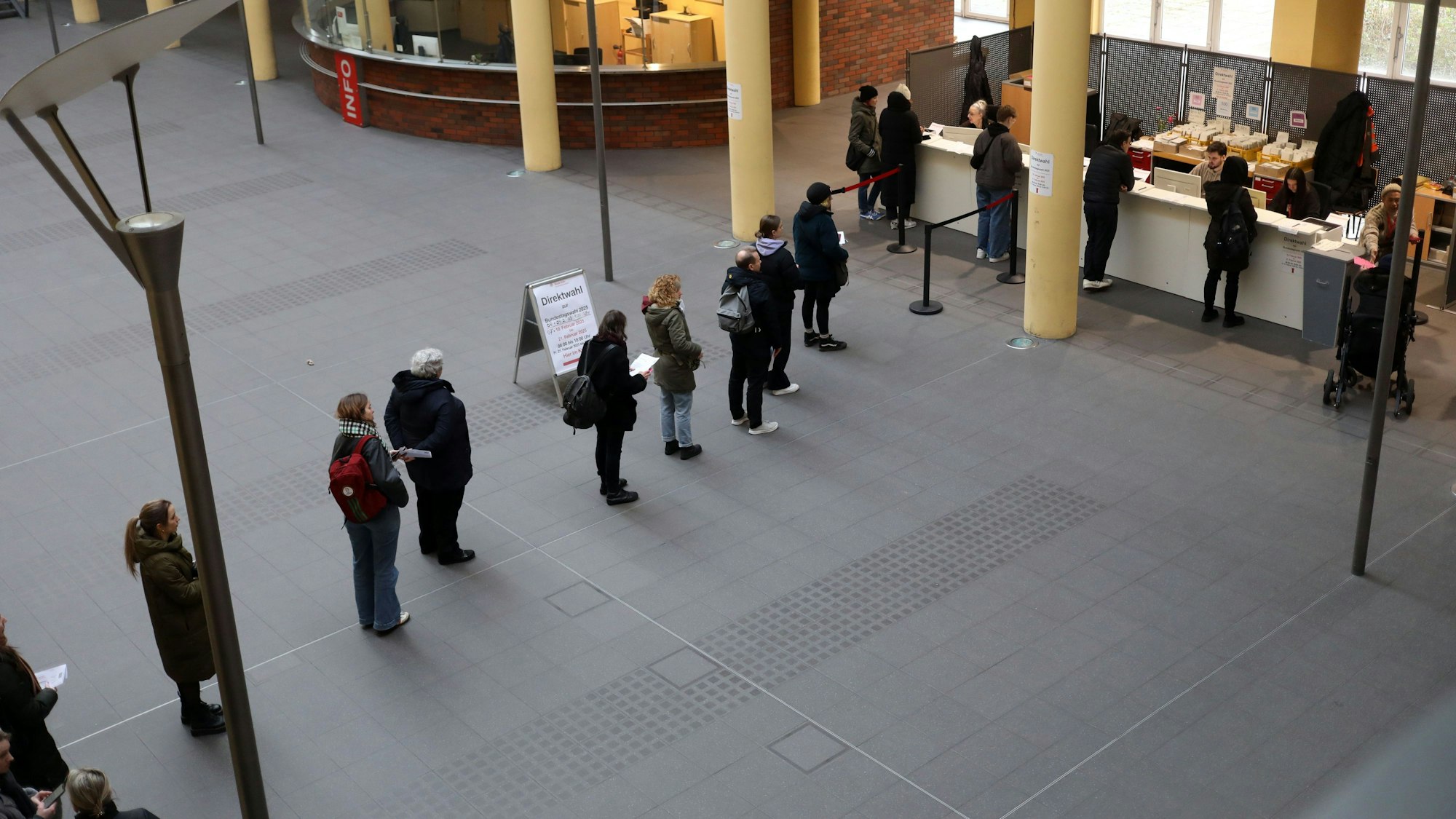 Wählerinnen und Wähler stehen Schlange für die Direktwahl in Köln-Kalk.
