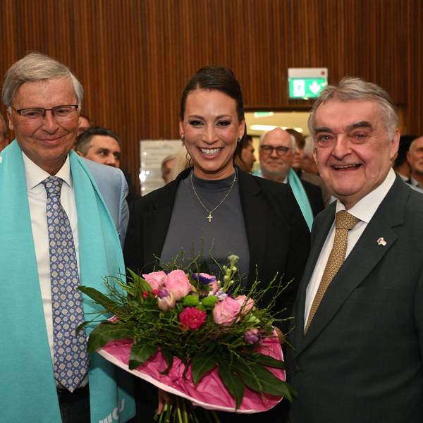 Wolfgang Bosbach, Caroline Bosbach und Herbert Reul stehen im Kreishaus am Rübezahlwald in Bergisch Gladbach.