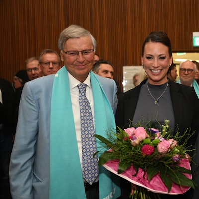 Wolfgang Bosbach, Caroline Bosbach und Herbert Reul stehen im Kreishaus am Rübezahlwald in Bergisch Gladbach.