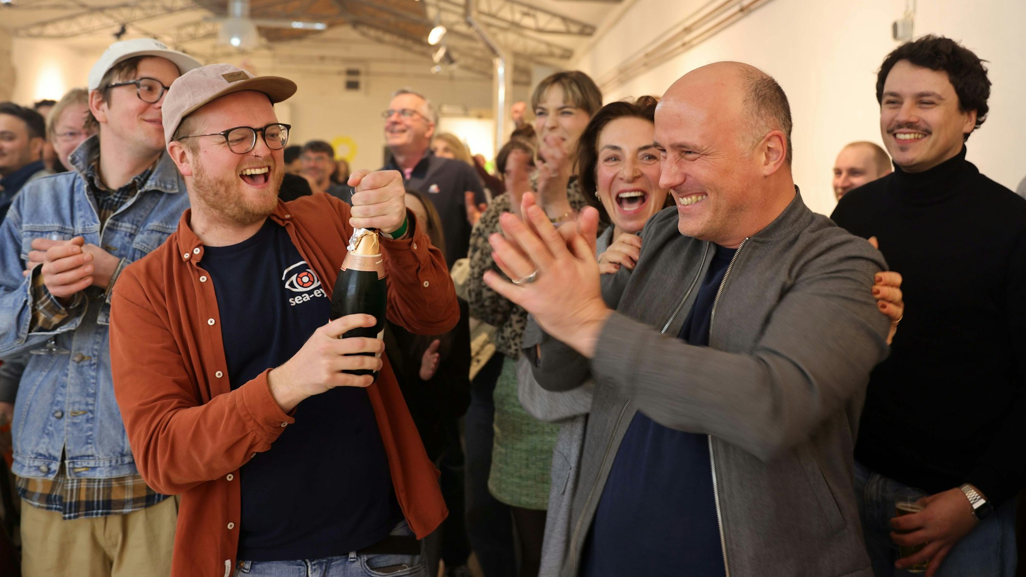 Die Grünen in Köln feiern am Wahlabend den Sieg ihres Direktkandidaten Sven Lehmann.