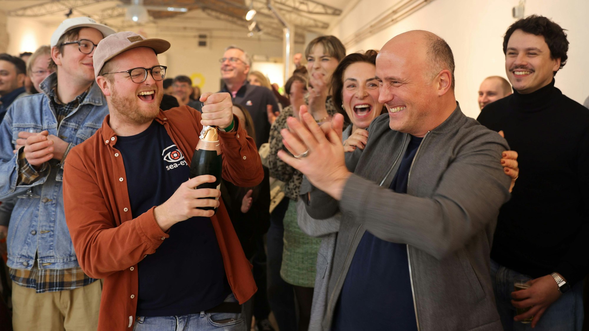 Trotz Zweitstimmenverlusten feiern die Grünen in Köln den Gewinn von zwei Direktmandaten.