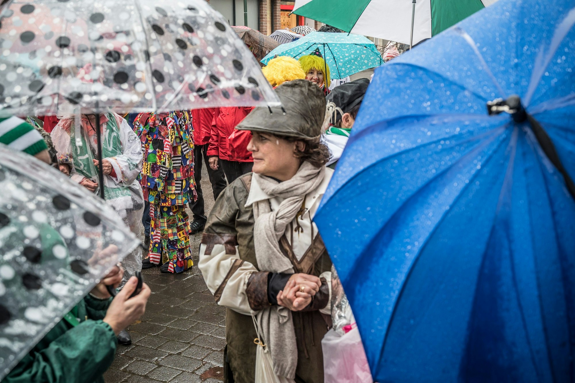 Im vergangenen Jahr gehörten Regenschirme zum Bild der Feierlichkeiten an Weiberfastnacht. Dieses Jahr könnte es trockener, vor allem aber wärmer werden.