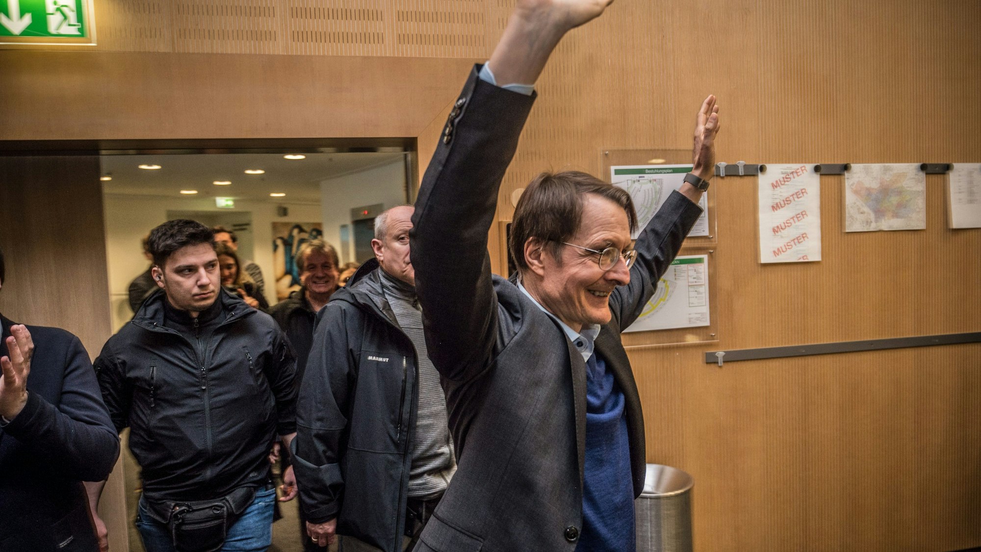 Karl Lauterbach holt sich trotz massiver Verluste zum sechsten Mal in Folge ein Direktmandat.