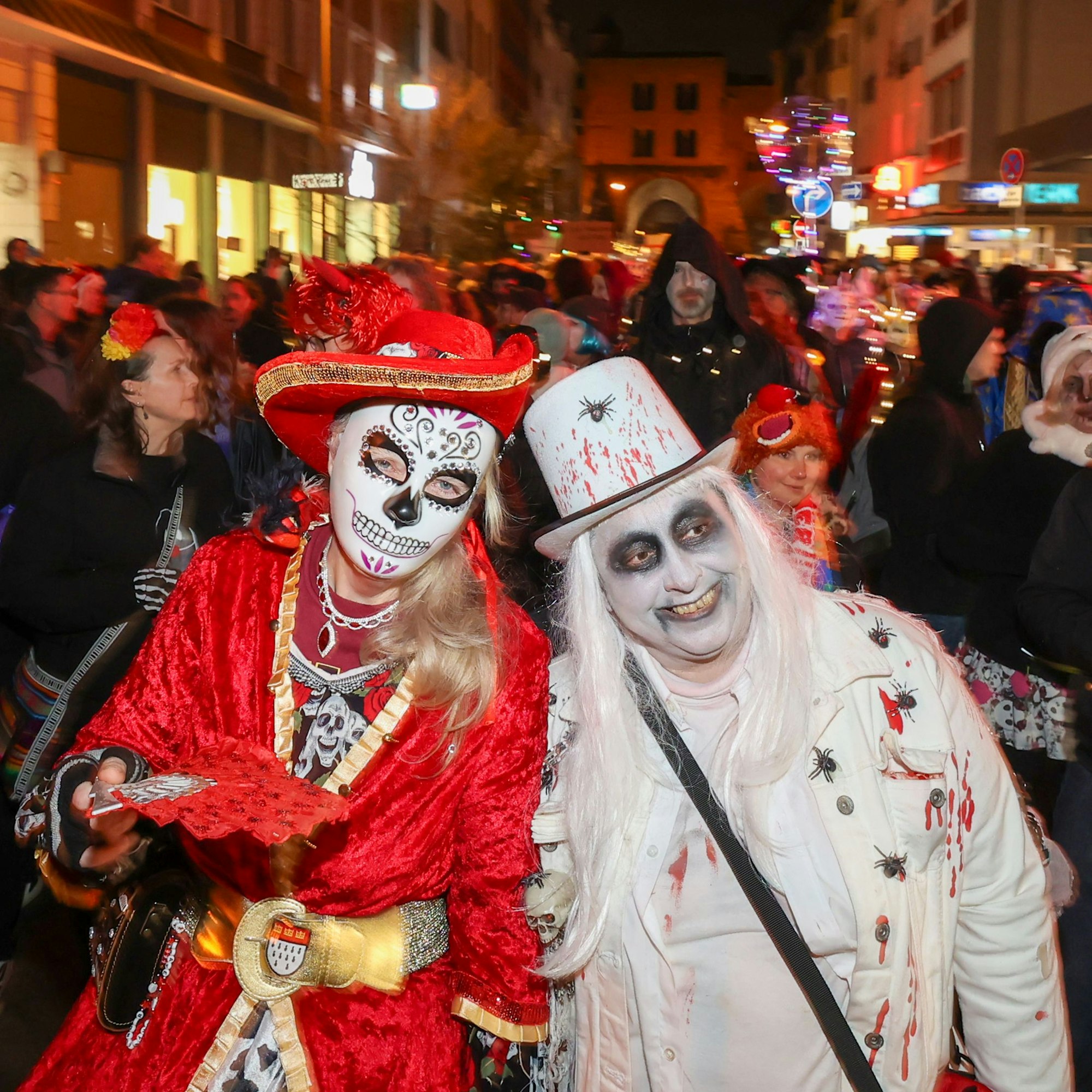 22.02.2025
Köln:
Die Teilnehmendem beim alternativen Karnevalszug „Geisterzug“ demonstrieren unter dem Motto „Mer bruche Jeld för Kultur, do sin mer Jeister stur“ gegen die zunehmenden Kürzungen im Kulturbereich. Der Zug zieht seit 1991 in nahezu jedem Jahr durch wechselnde Kölner Stadtteile.
Foto: Martina Goyert