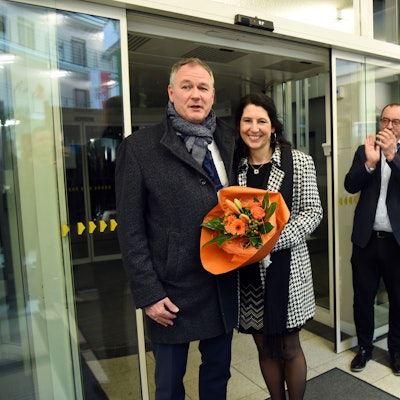 Carsten Brodesser und seine Frau Mona erhielten im Kreishaus Applaus.