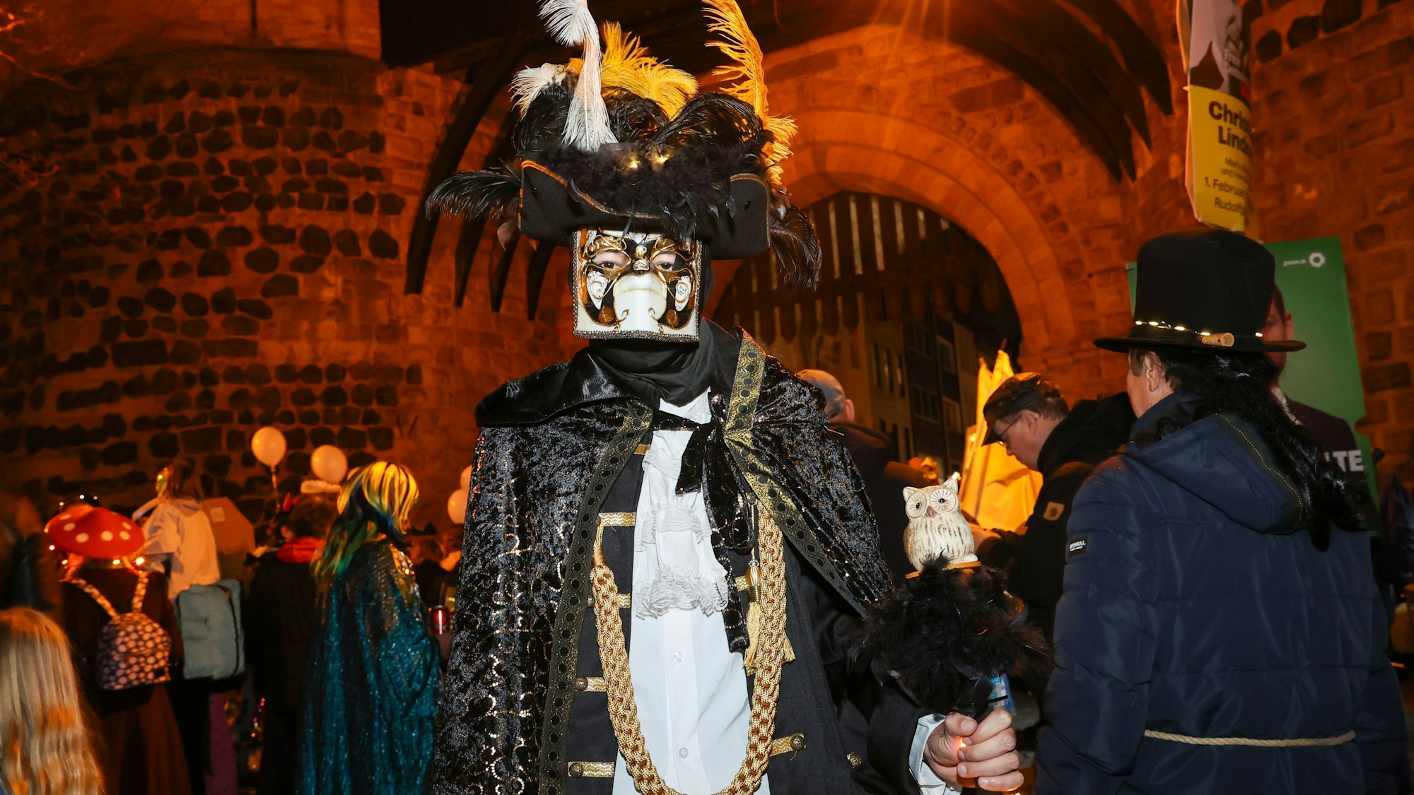 22.02.2025
Köln:
Die Teilnehmendem beim alternativen Karnevalszug „Geisterzug“ demonstrieren unter dem Motto „Mer bruche Jeld för Kultur, do sin mer Jeister stur“ gegen die zunehmenden Kürzungen im Kulturbereich. Der Zug zieht seit 1991 in nahezu jedem Jahr durch wechselnde Kölner Stadtteile.
Glenn (28) aus Köln im venezianischen Kostüm
Foto: Martina Goyert