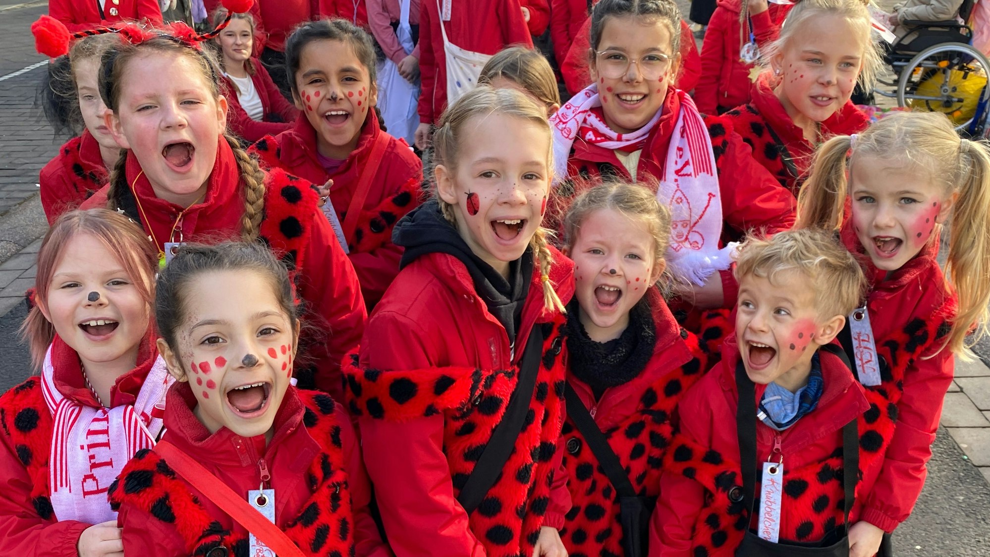 Eine Gruppe Kinder ist verkleidet als Marienkäfer.