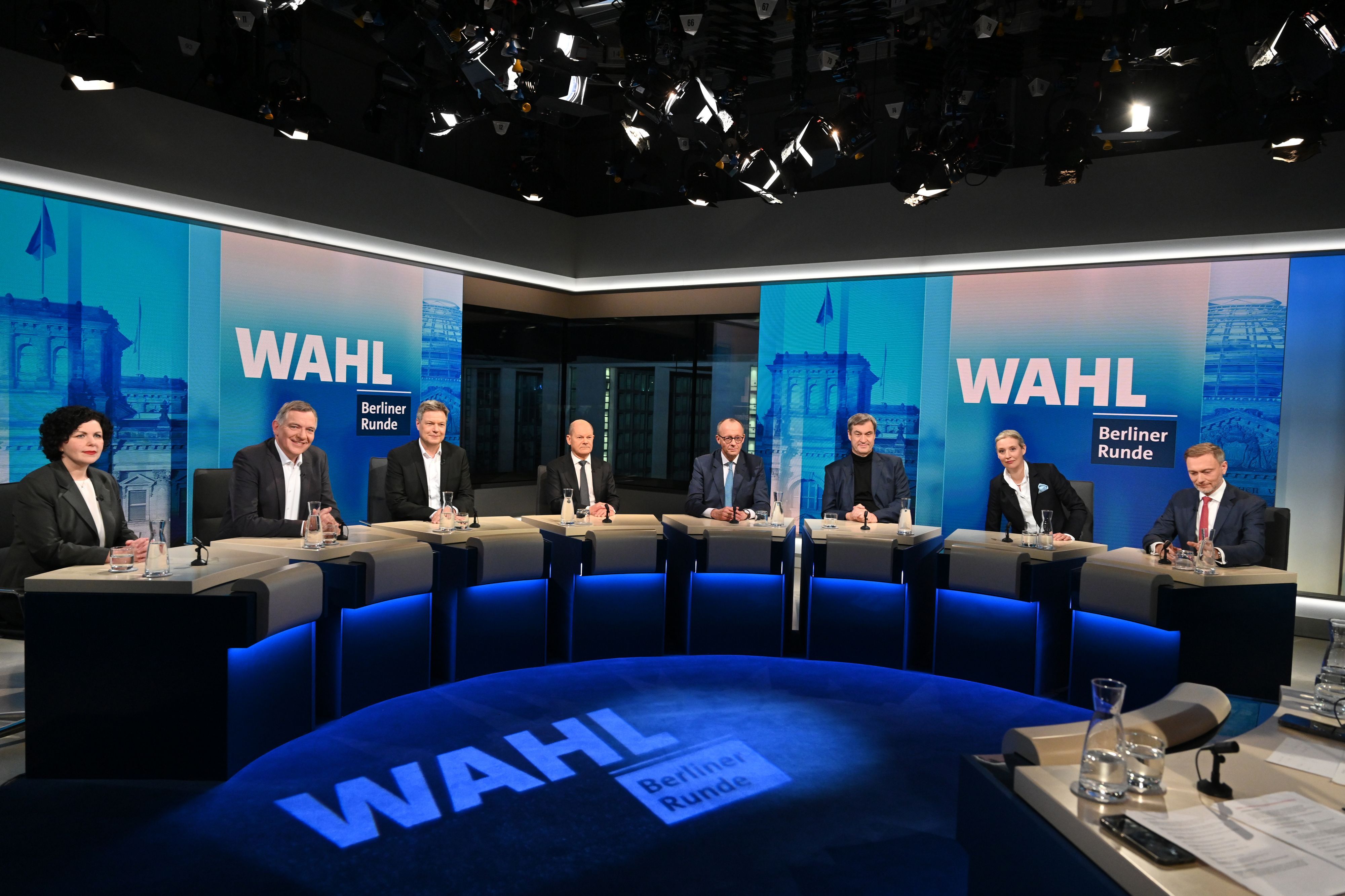 Amira Mohamed Ali (l-r, BSW), Jan van Aken (Die Linke), Robert Habeck (Bündnis 90/Die Grünen), Olaf Scholz (SPD), Friedrich Merz (CDU), Markus Söder (CSU), Alice Weidel (AfD) und Christian Lindner (FDP), nehmen an der „Berliner Runde“ von ARD und ZDF teil.