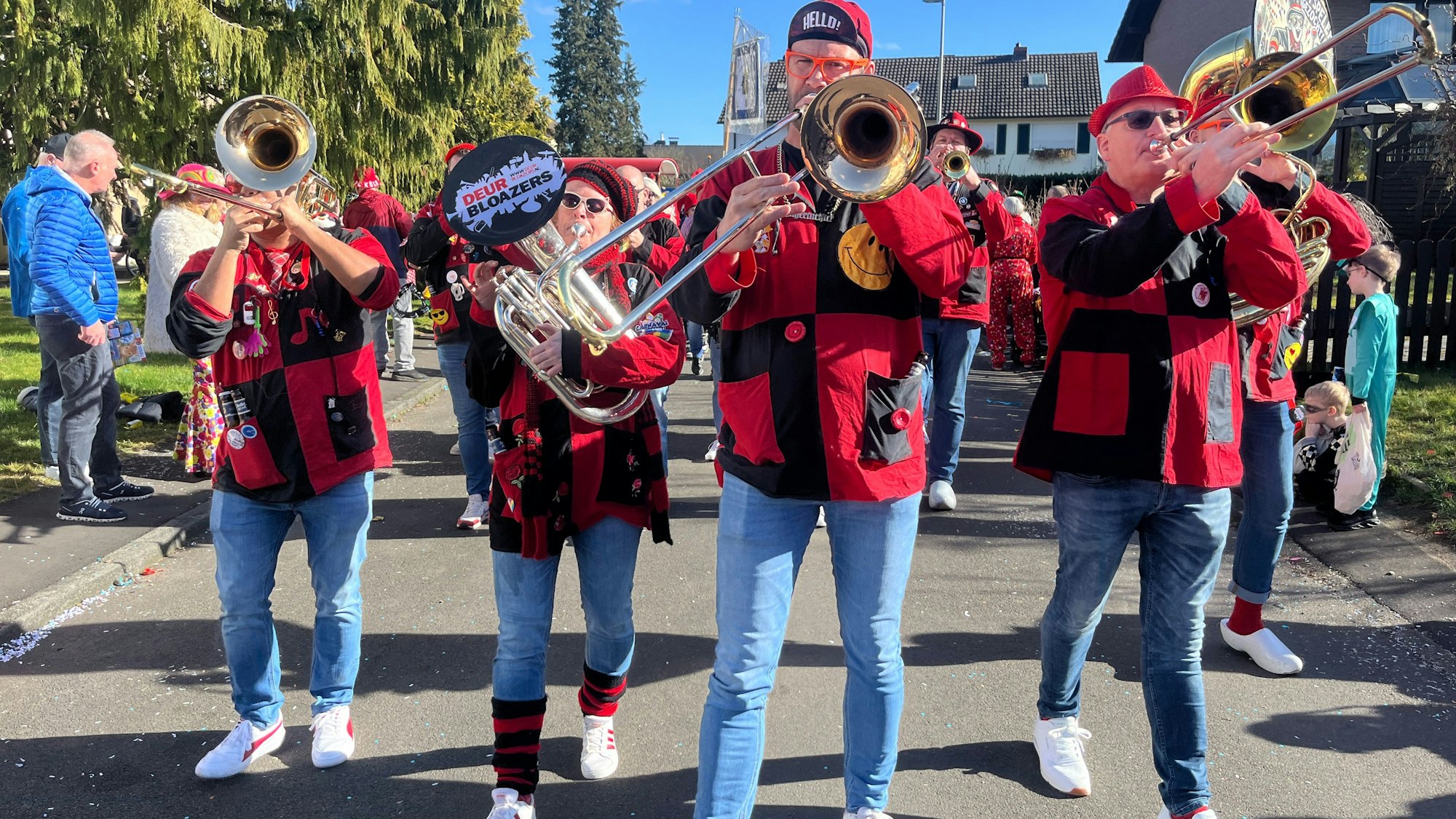 Blasmusiker aus den Niederlanden gehen im Zug mit.