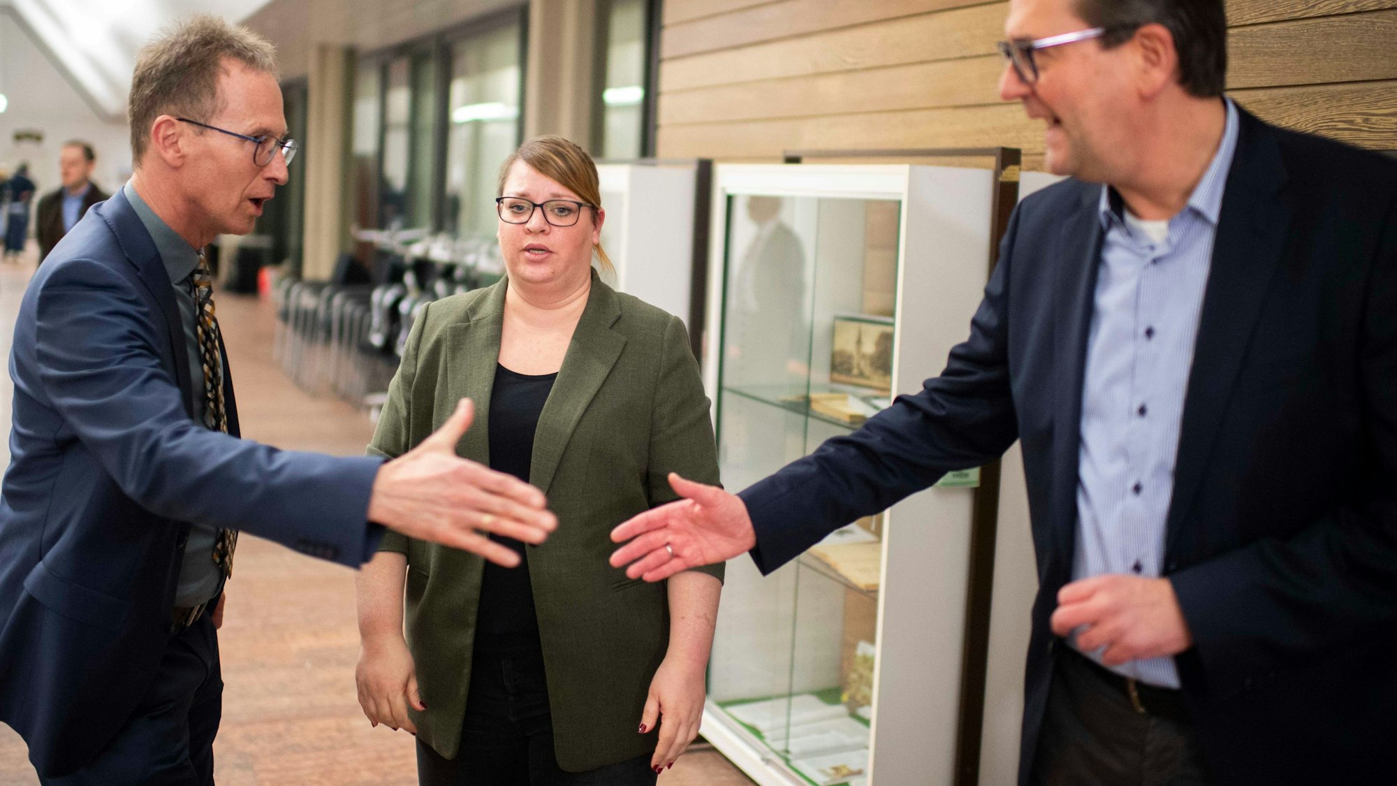 Das Bild zeigt die drei Politiker im Kreishaus in Euskirchen.