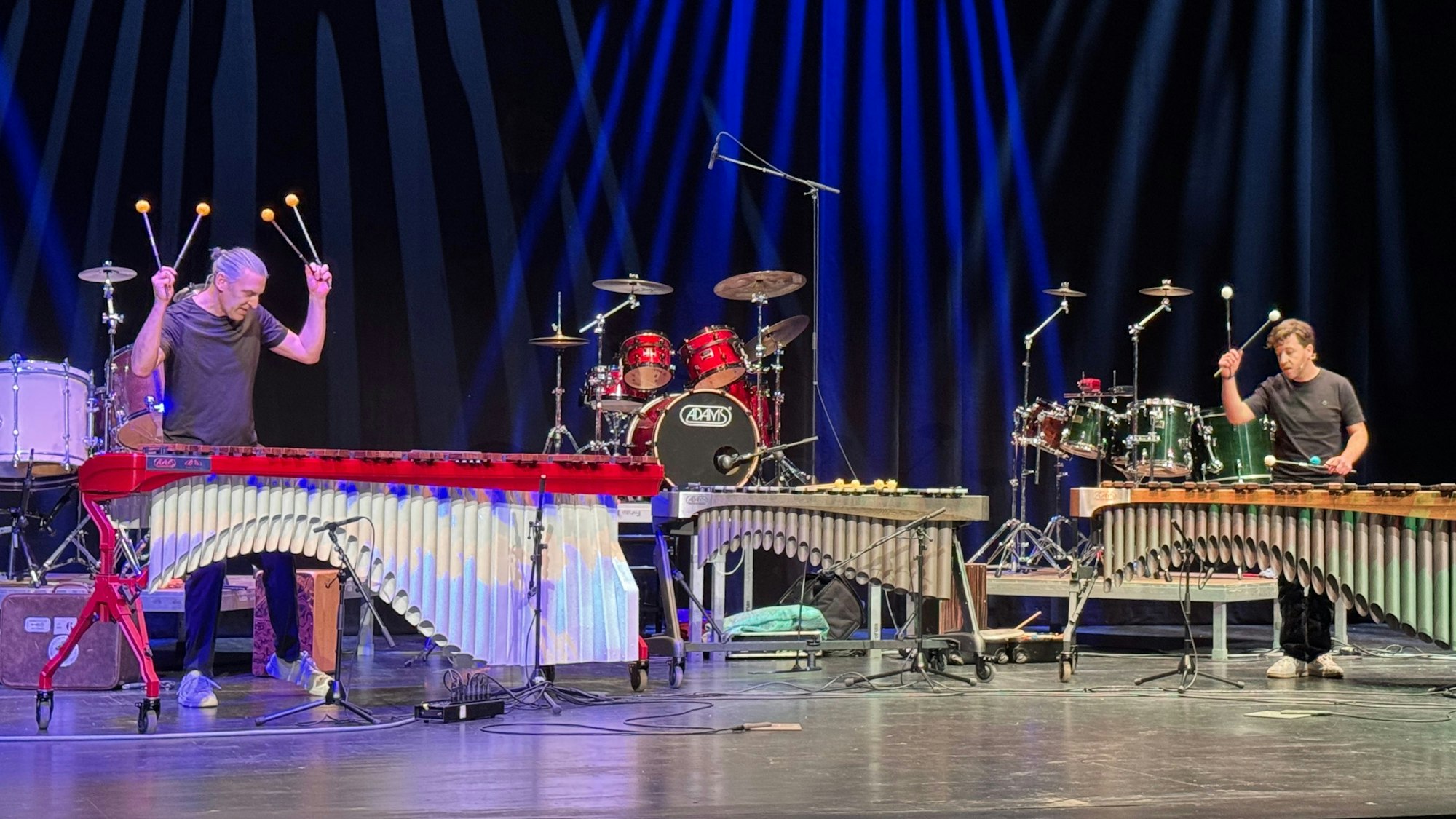 Zwei Männer spielen Vibraphon und Marimbaphon