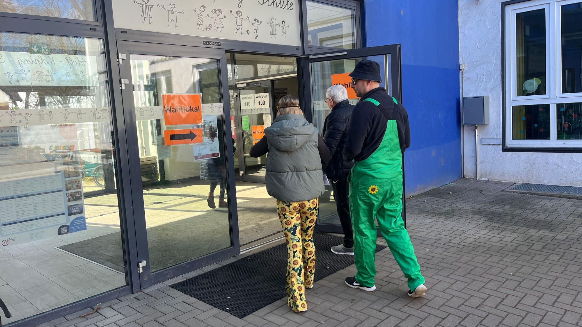 Kostümierte betreten eine Schule in Siegburg.