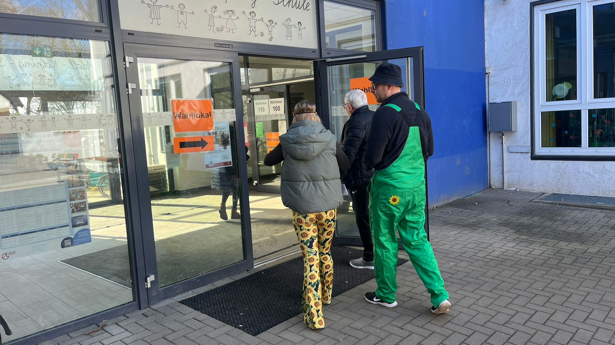 Kostümierte betreten eine Schule in Siegburg.