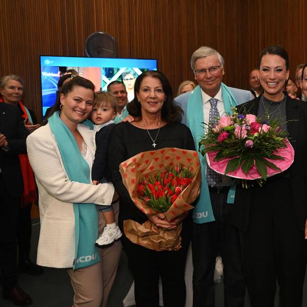 Rhein-Bergs Direktkandidatin Caroline Bosbach (CDU) mit Schwester Viktoria, Mutter Sabine, Vater Wolfgang, Schwester Natalie und Schwager Camer Can.