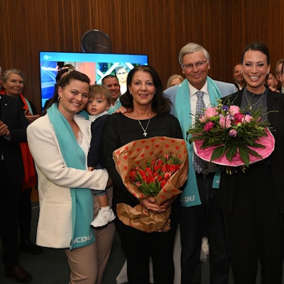 Rhein-Bergs Direktkandidatin Caroline Bosbach (CDU) mit Schwester Viktoria, Mutter Sabine, Vater Wolfgang, Schwester Natalie und Schwager Camer Can.
