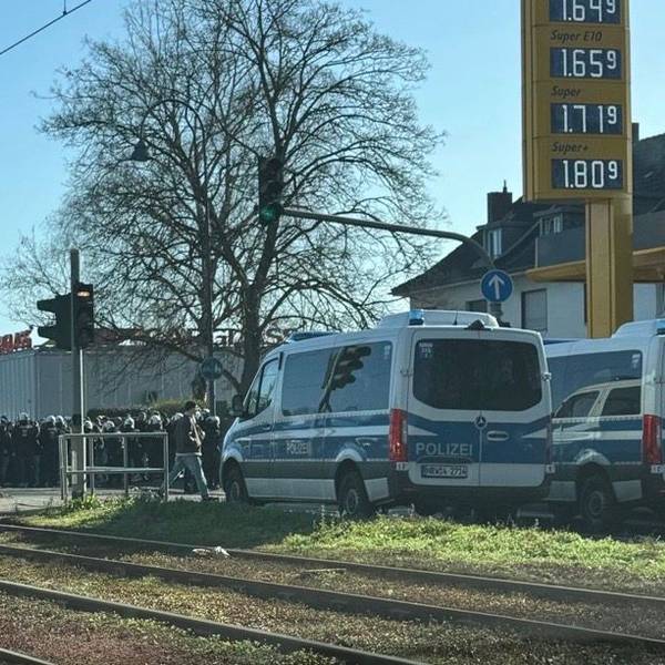 Große Polizeipräsenz auf der Aachener Straße in Köln vor dem Spiel des 1. FC Köln gegen Fortuna Düsseldorf am Sonntag.