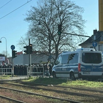 Große Polizeipräsenz auf der Aachener Straße in Köln vor dem Spiel des 1. FC Köln gegen Fortuna Düsseldorf am Sonntag.