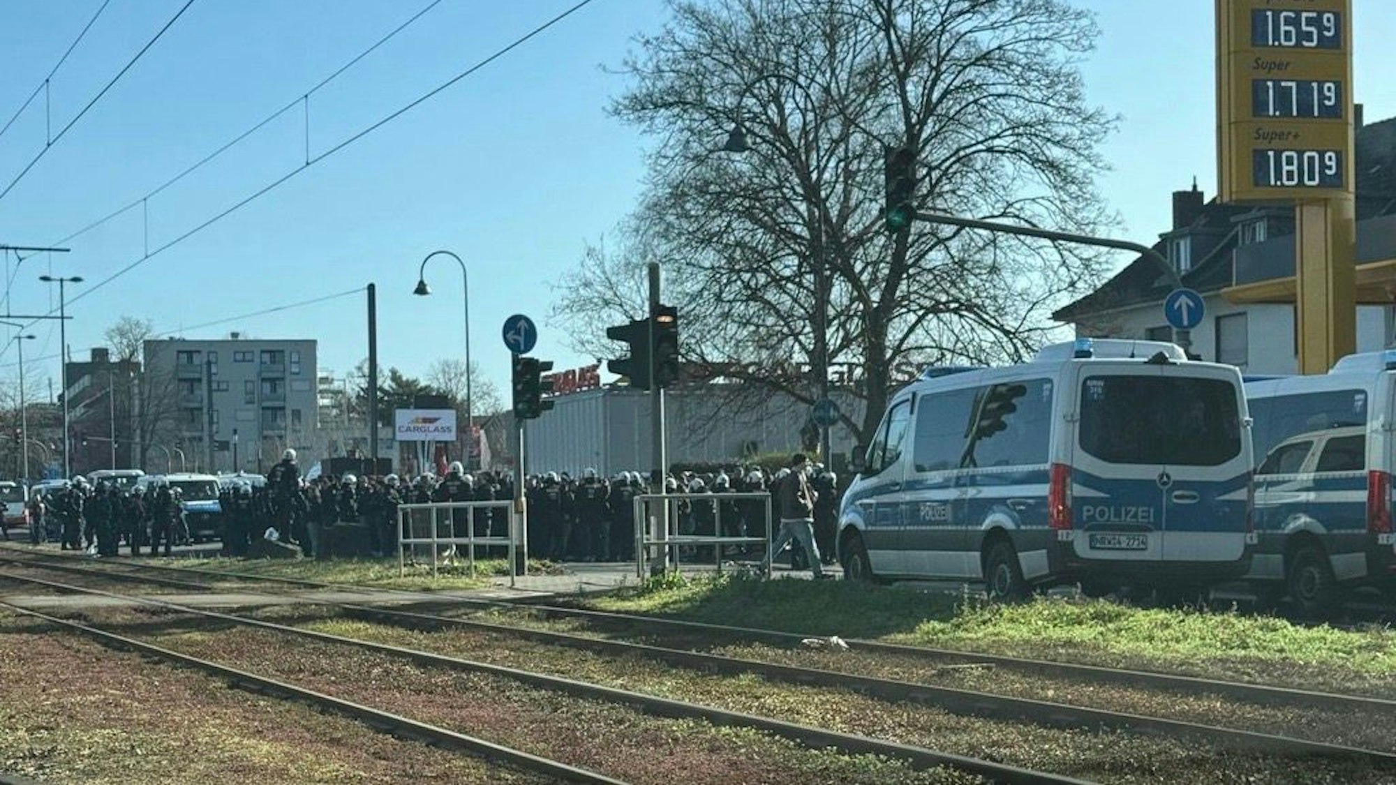 Große Polizeipräsenz auf der Aachener Straße in Köln vor dem Spiel des 1. FC Köln gegen Fortuna Düsseldorf am Sonntag.