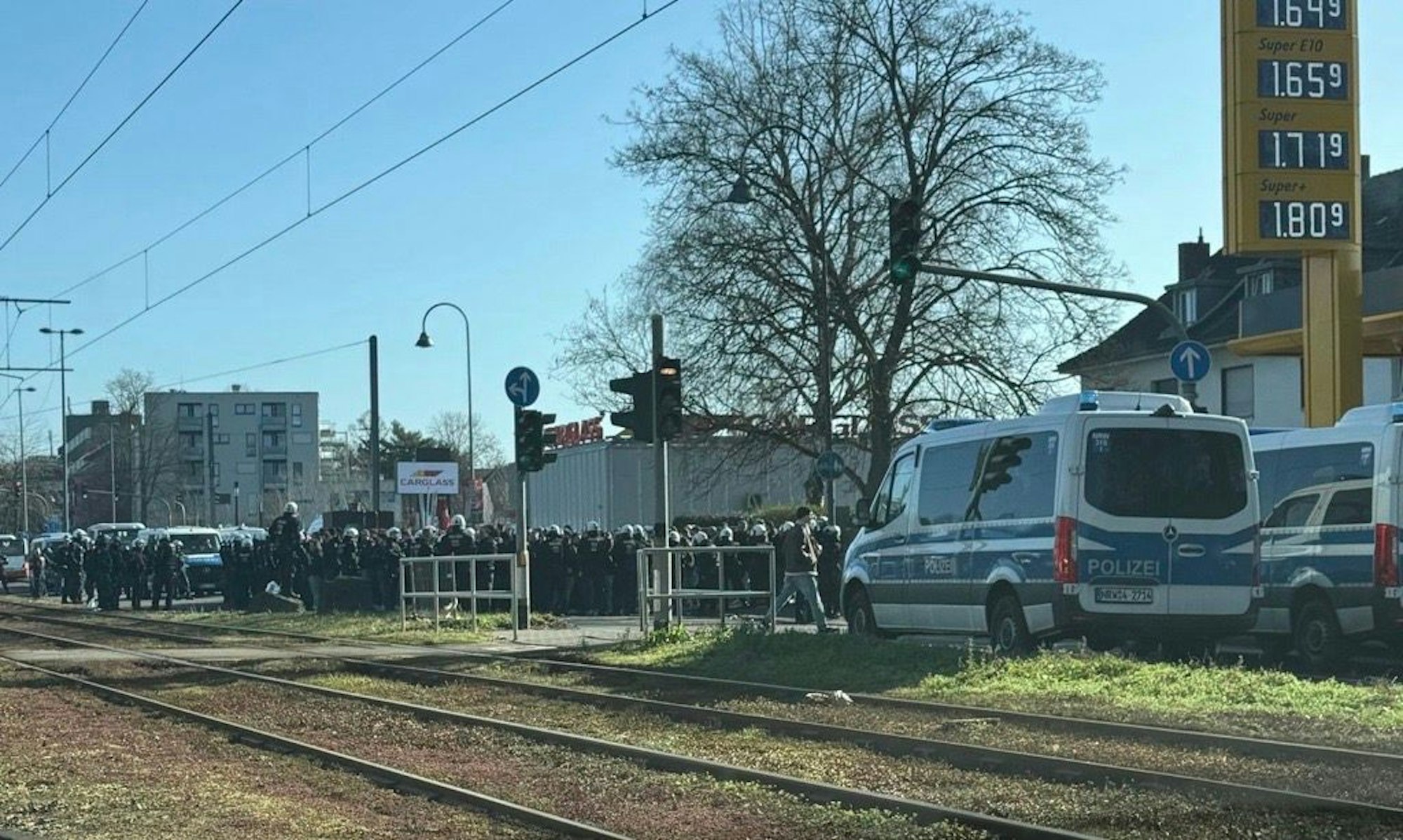 Große Polizeipräsenz auf der Aachener Straße in Köln vor dem Spiel des 1. FC Köln gegen Fortuna Düsseldorf am Sonntag (23. Februar 2025).