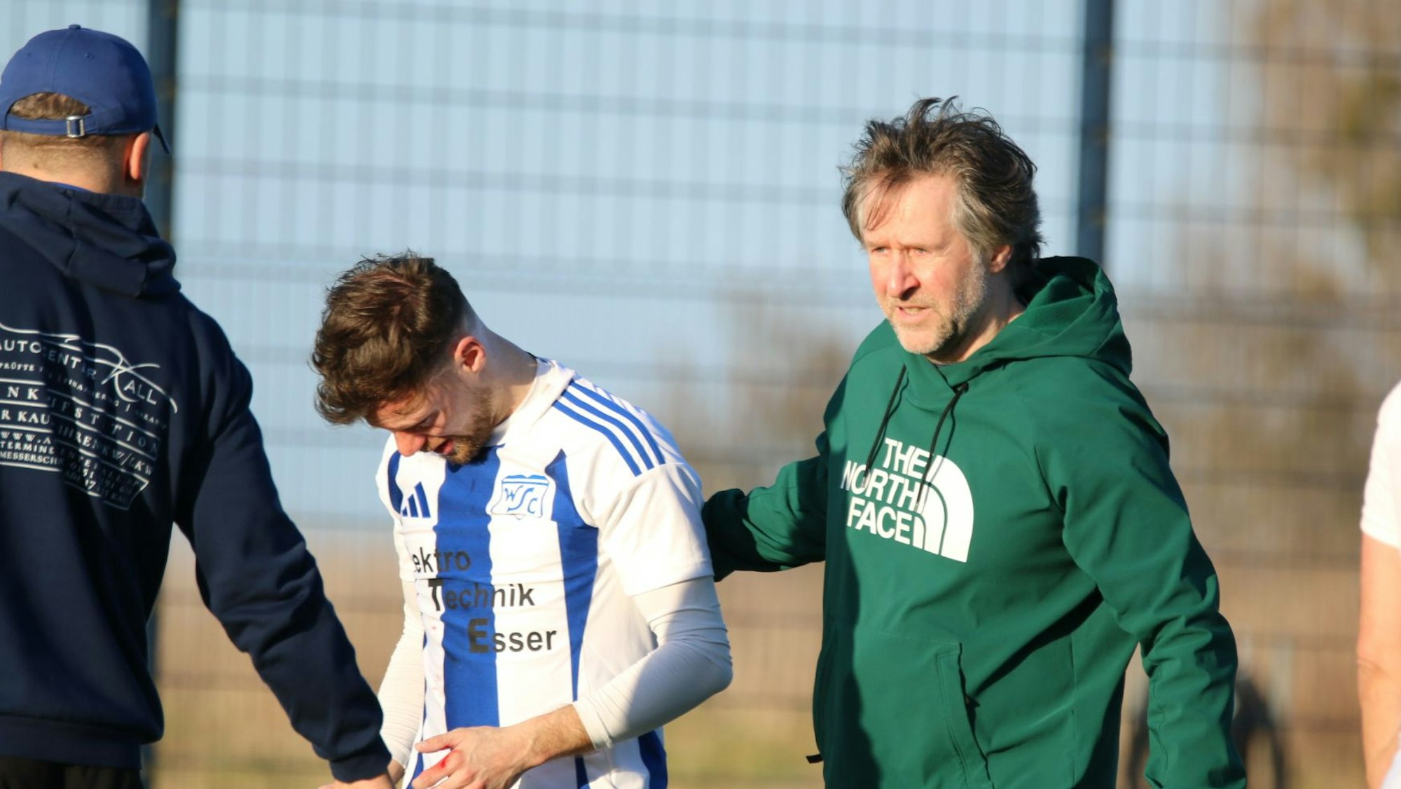 Der Trainer legt tröstend den Arm um seinen Spieler.