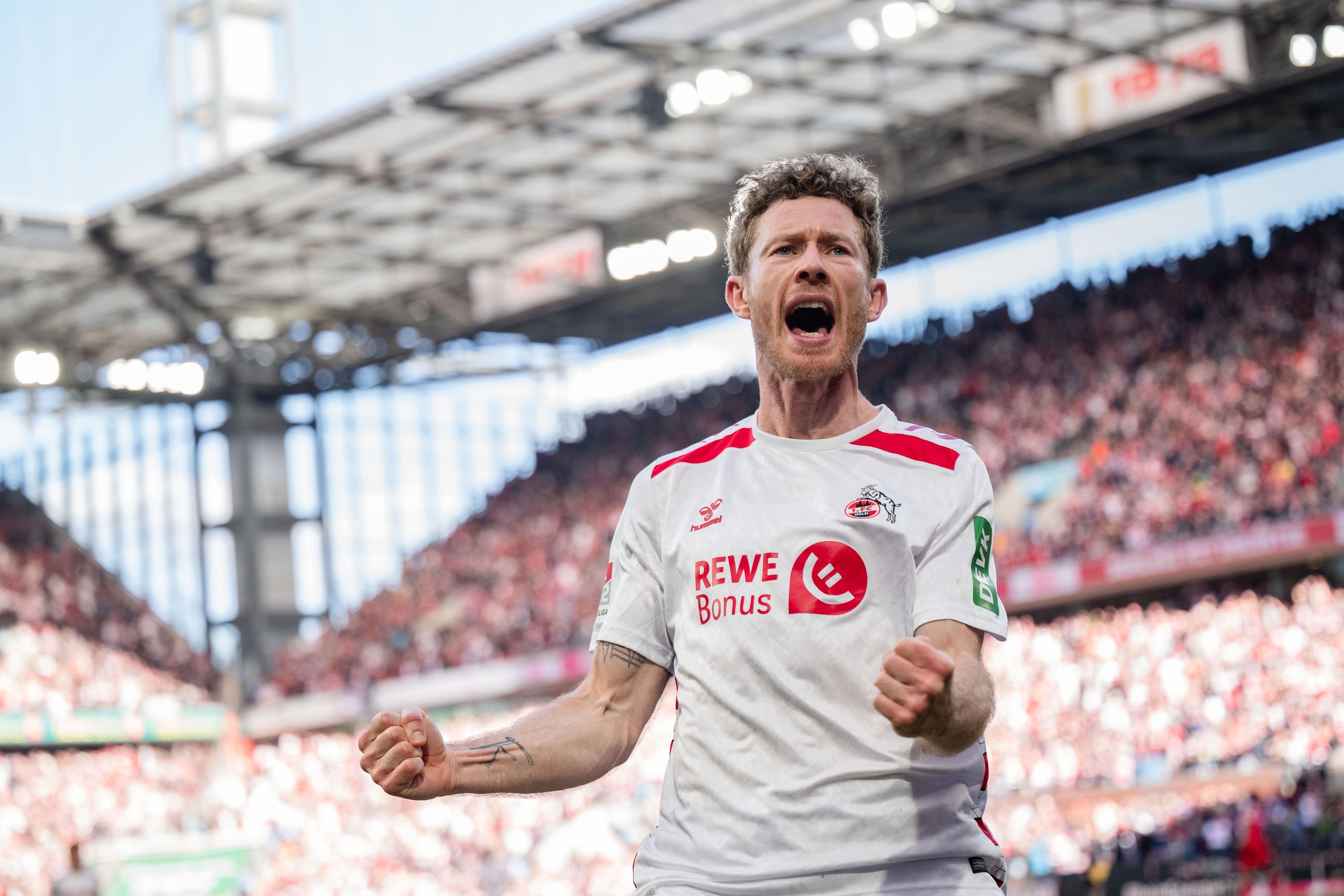 23.02.2025, Nordrhein-Westfalen, Köln: Fußball: 2. Bundesliga, 1. FC Köln - Fortuna Düsseldorf, 23. Spieltag, RheinEnergieStadion. Kölns Torschütze Florian Kainz jubelt nach seinem Treffer zur 1:0 Führung. Foto: Marius Becker/dpa - WICHTIGER HINWEIS: Gemäß den Vorgaben der DFL Deutsche Fußball Liga bzw. des DFB Deutscher Fußball-Bund ist es untersagt, in dem Stadion und/oder vom Spiel angefertigte Fotoaufnahmen in Form von Sequenzbildern und/oder videoähnlichen Fotostrecken zu verwerten bzw. verwerten zu lassen. +++ dpa-Bildfunk +++