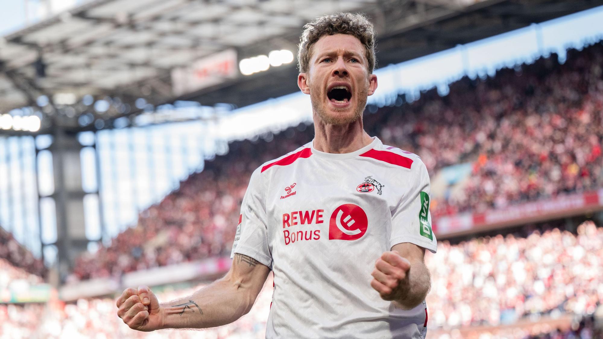 23.02.2025, Nordrhein-Westfalen, Köln: Fußball: 2. Bundesliga, 1. FC Köln - Fortuna Düsseldorf, 23. Spieltag, RheinEnergieStadion. Kölns Torschütze Florian Kainz jubelt nach seinem Treffer zur 1:0 Führung. Foto: Marius Becker/dpa - WICHTIGER HINWEIS: Gemäß den Vorgaben der DFL Deutsche Fußball Liga bzw. des DFB Deutscher Fußball-Bund ist es untersagt, in dem Stadion und/oder vom Spiel angefertigte Fotoaufnahmen in Form von Sequenzbildern und/oder videoähnlichen Fotostrecken zu verwerten bzw. verwerten zu lassen. +++ dpa-Bildfunk +++