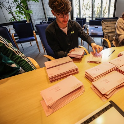 Wahlhelfer und -helferinnen im Leichlinger Rathaus