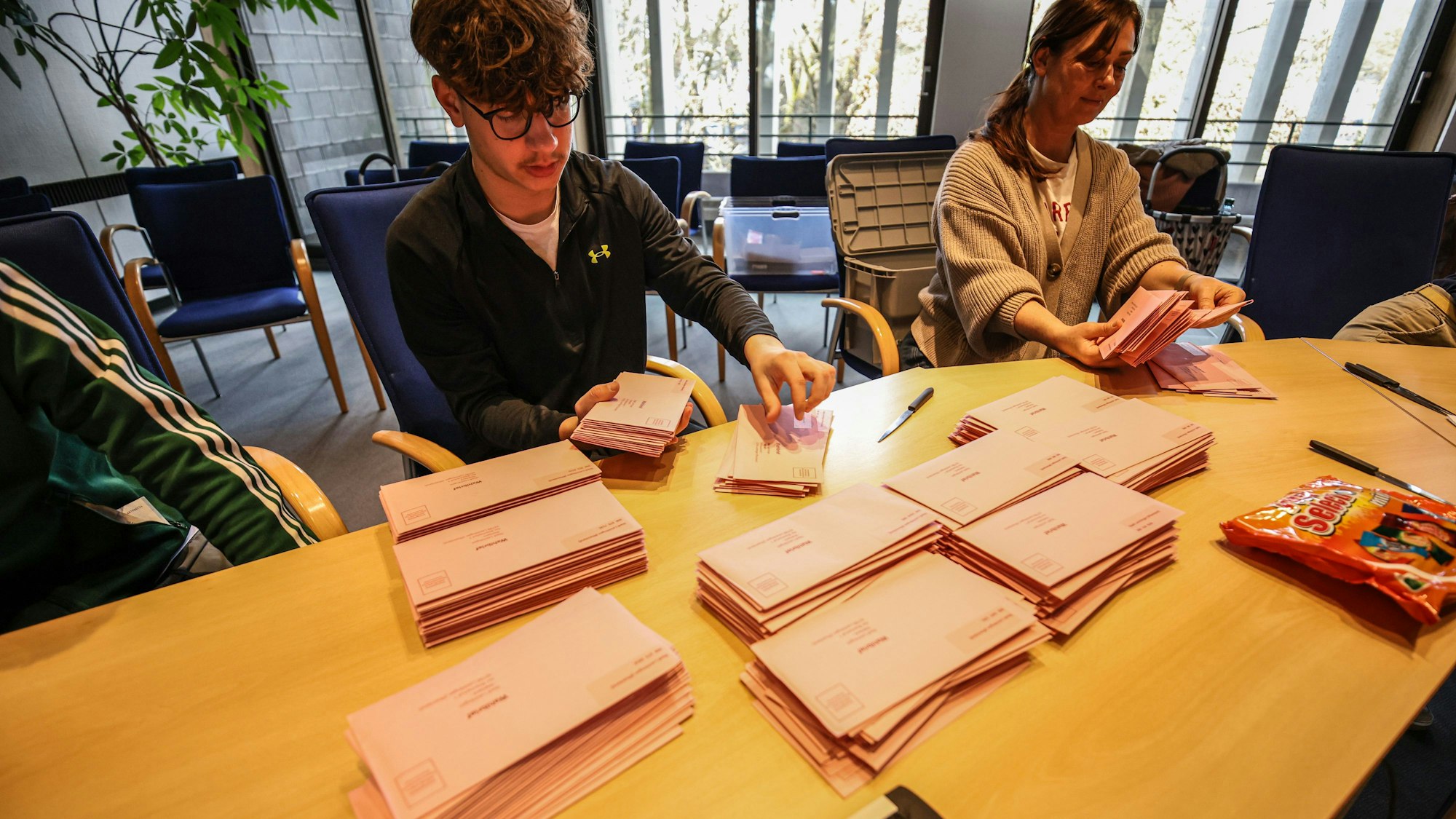 Wahlhelfer und -helferinnen im Leichlinger Rathaus