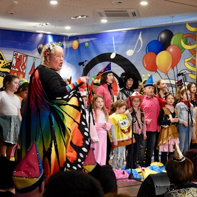 Kostümierte Kinder und Jugendliche auf einer Bühne.